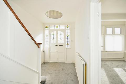 4 bedroom semi-detached house to rent, Chingford Avenue, Chingford E4