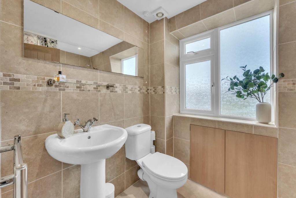 12 - bathroom.jpg