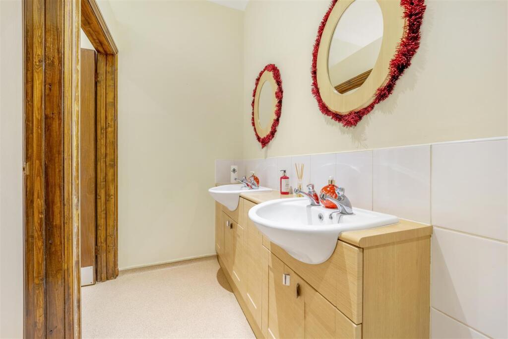Toilets T202504101158.jpeg