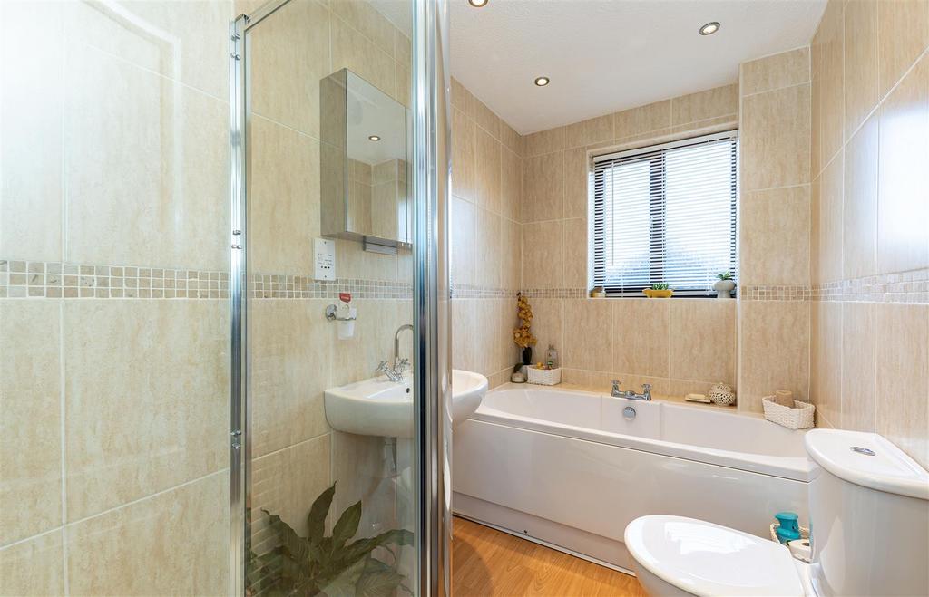 Family bathroom  1 SAPL2257-CR3-20250409-Dx O Deep P