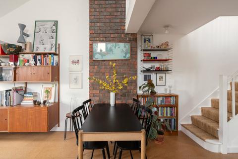 4 Ravens Mews, London, SE12 8ER