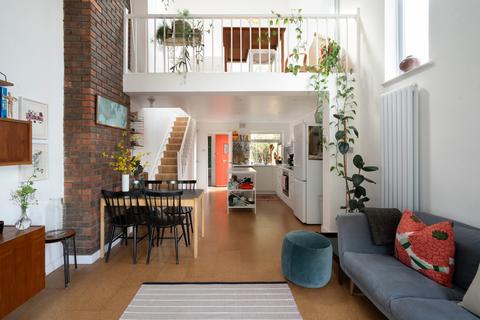 4 Ravens Mews, London, SE12 8ER