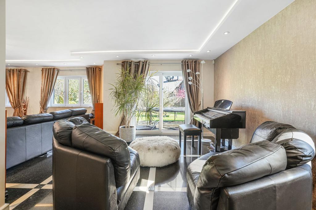 Lounge/Dining Room