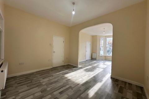 4 bedroom terraced house to rent, First Avenue, London E12