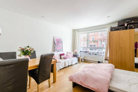 Studio to rent, Clipstone Street, Fitzrovia, London, W1W