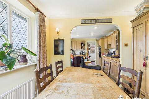 17 Bishops Drive, East Harnham, Salisbury, SP2 8NZ