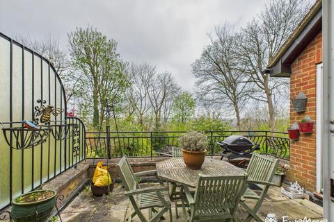 17 Bishops Drive, East Harnham, Salisbury, SP2 8NZ