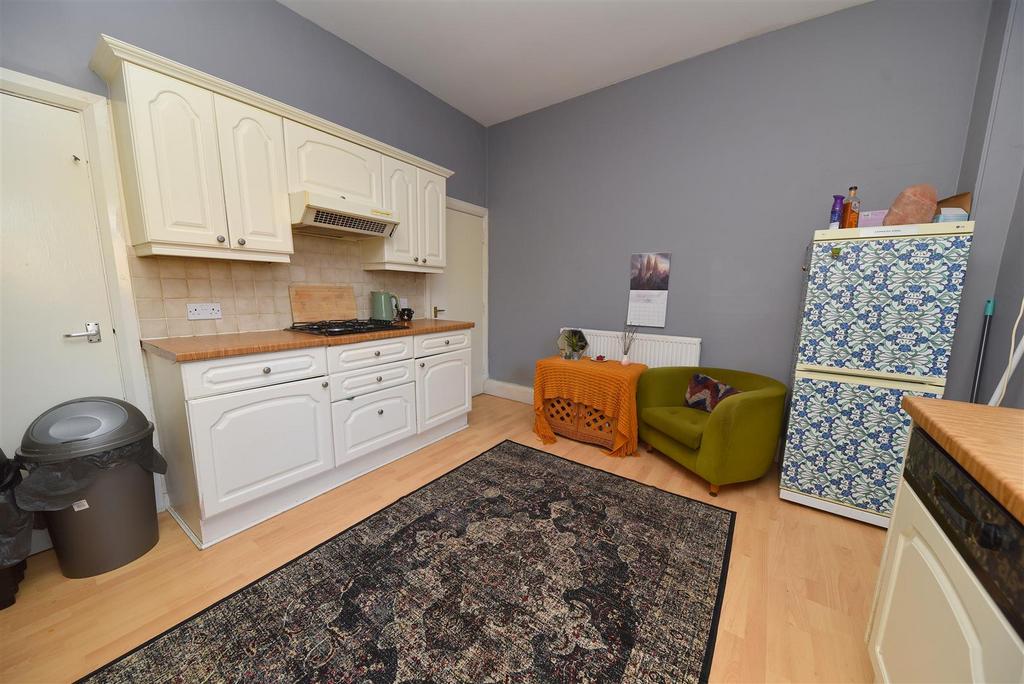 Kitchen2.JPG