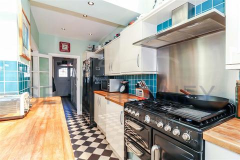 18 Woodfield Drive, East Barnet, Barnet, EN4 8PA