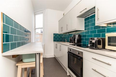 1 bedroom in a house share to rent, Bedford Square, Brighton