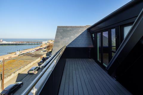 2 bedroom penthouse for sale, St. Georges Terrace, Herne Bay, Kent, CT6