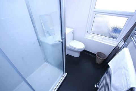 2 bedroom flat to rent, High Street, Margate, CT9