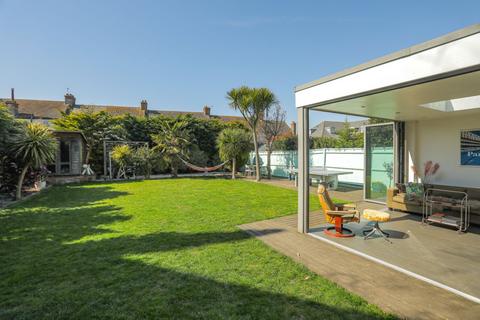 39 Limes Road, Folkestone, CT19 4AU