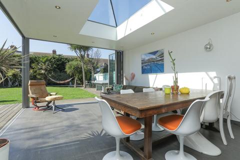 39 Limes Road, Folkestone, CT19 4AU