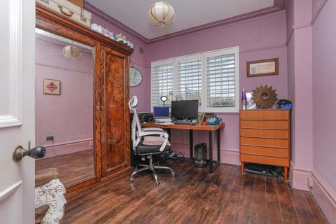 39 Limes Road, Folkestone, CT19 4AU