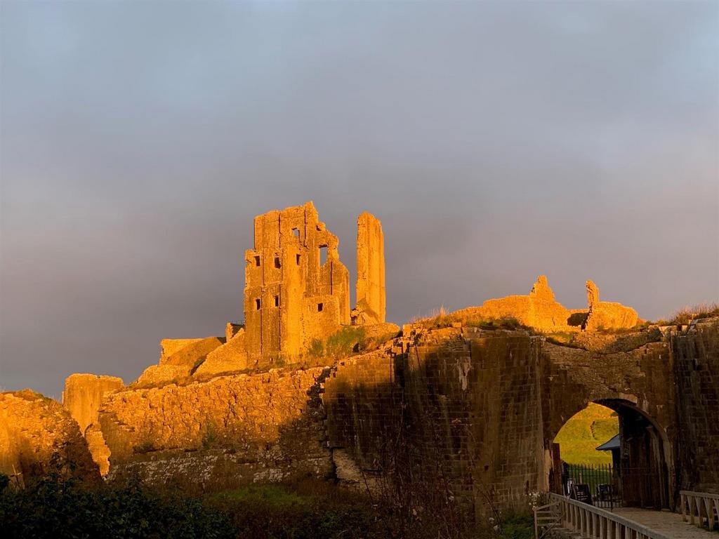 Corfe Castle.jpg