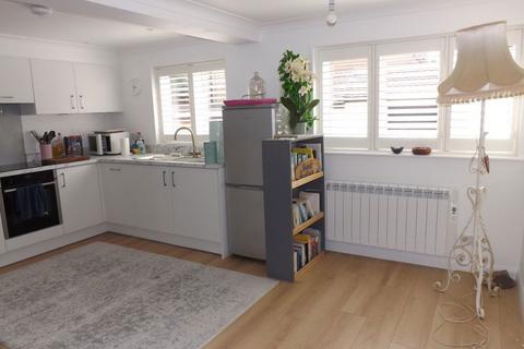 2 bedroom flat to rent, St Christophers Close