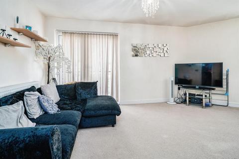 2 bedroom flat for sale, The Cedars, Broxbourne, EN10