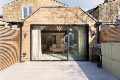 2 bedroom flat for sale, Hargwyne Street, London SW9