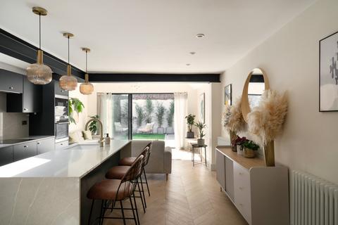 2 bedroom flat for sale, Hargwyne Street, London SW9
