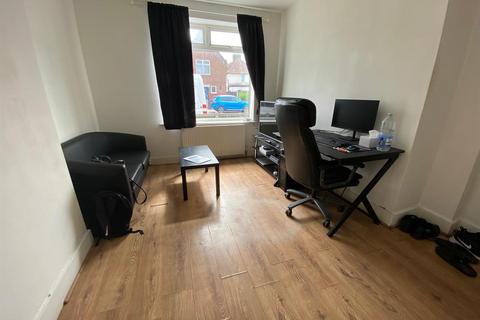 1 bedroom maisonette for sale, Hedgemans Road, Dagenham