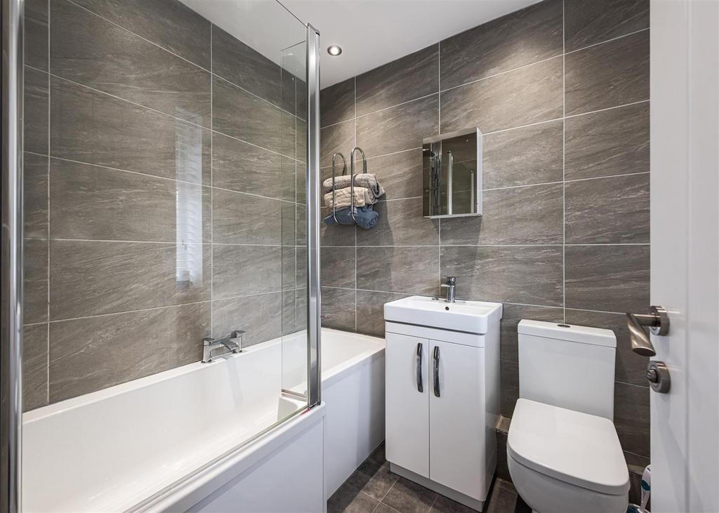 46 Redhill Avenue-bathroom.jpg