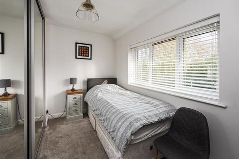 46 Redhill Avenue, Wombourne, Wolverhampton, WV5 0HF