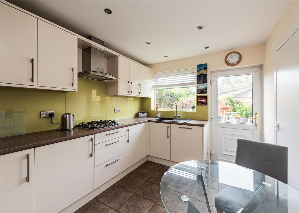 46 Redhill Avenue-kitchen1.jpg