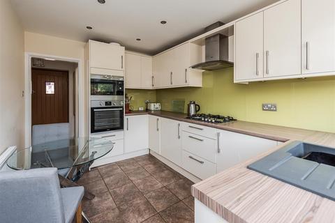 46 Redhill Avenue, Wombourne, Wolverhampton, WV5 0HF