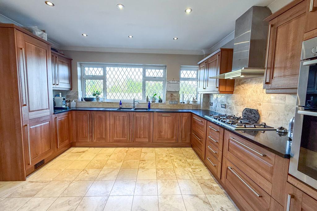 Fitted Kitchen/Breakfast Room