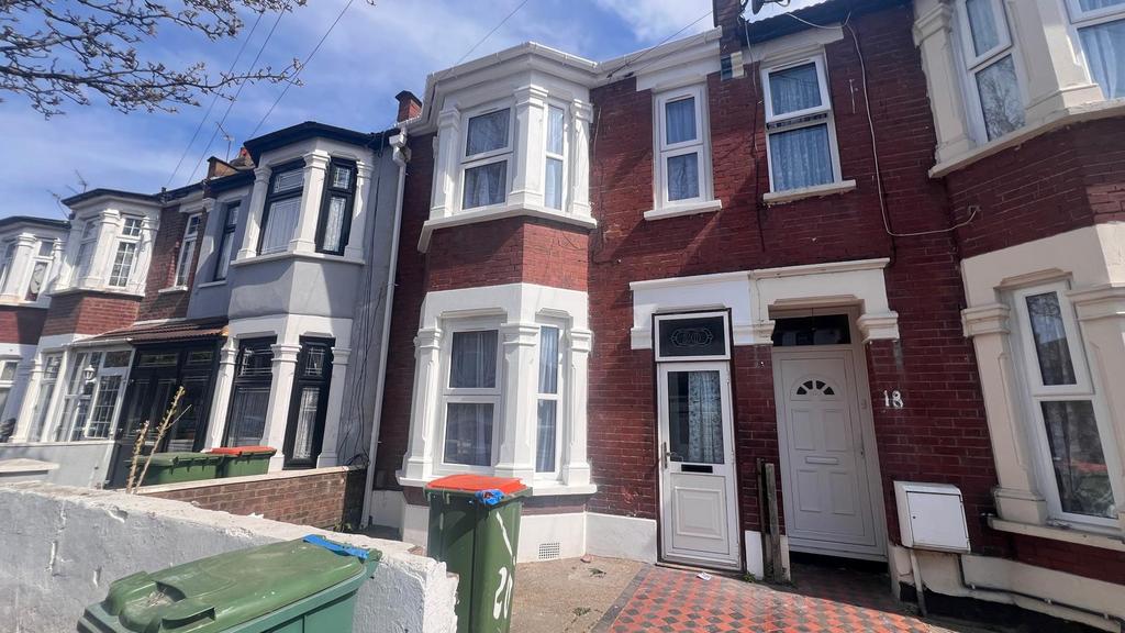 Spacious 4-Bed Family Home with Garden &amp; Great Tr