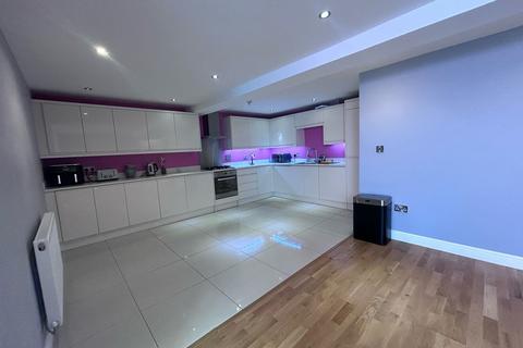 4 bedroom apartment to rent, Chrisharben Court, Clayton, Bradford