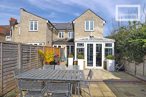 3 bedroom end of terrace house for sale, Lindsey Street, Epping