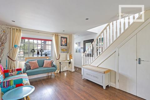 3 bedroom end of terrace house for sale, Lindsey Street, Epping