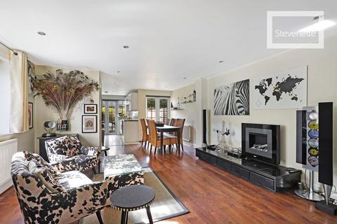 3 bedroom end of terrace house for sale, Lindsey Street, Epping