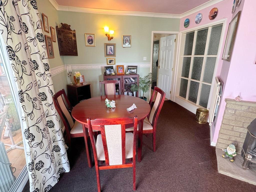 Dining end to Lounge