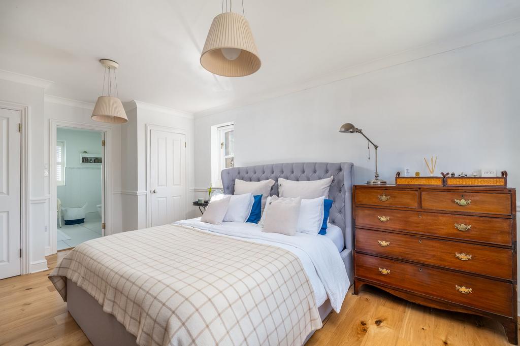 Principal Room Into Ensuite