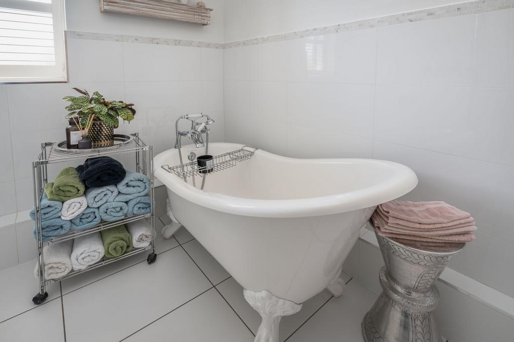 Roll-top Bath