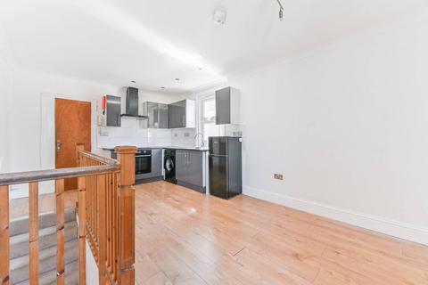2 bedroom flat to rent, London Road, Hackbridge, SM6