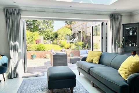 20a Critchmere Hill, Haslemere, GU27 1LS