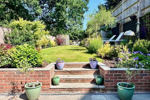 20a Critchmere Hill, Haslemere, GU27 1LS