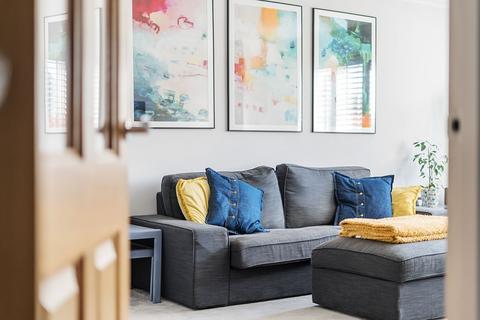 20a Critchmere Hill, Haslemere, GU27 1LS