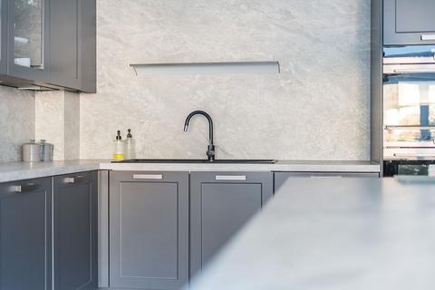 20a Critchmere Hill, Haslemere, GU27 1LS