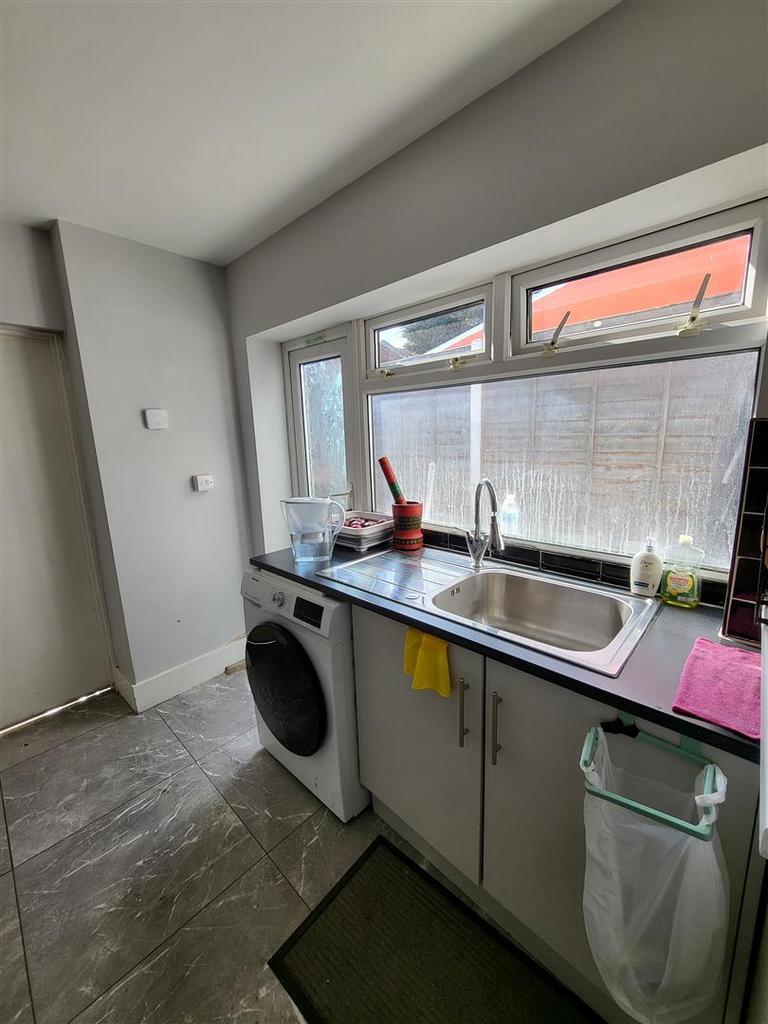 Kitchen 2.jpeg