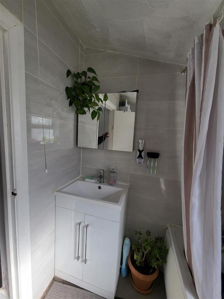 Bathroom 1.jpeg