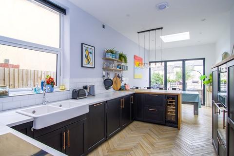 4 bedroom terraced house for sale, Plassey Square, Penarth