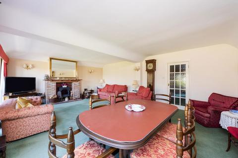 2 bedroom detached house for sale, Manor Close, East Horsley