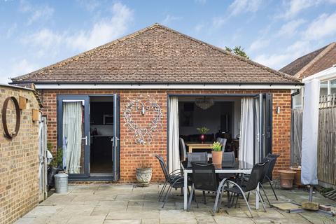 62 Orchard Close, Fetcham, Leatherhead, KT22 9JB