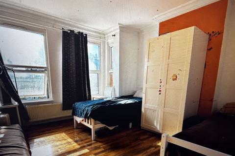 2 bedroom property to rent, West Hendon Broadway, London NW9