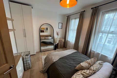 2 bedroom terraced house to rent, White Road, London, E15